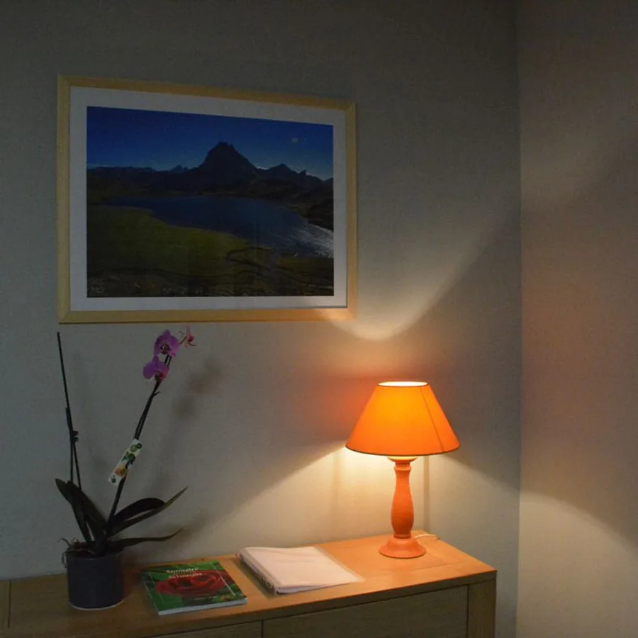 Un coin du funérarium avec une lampe et des fleurs