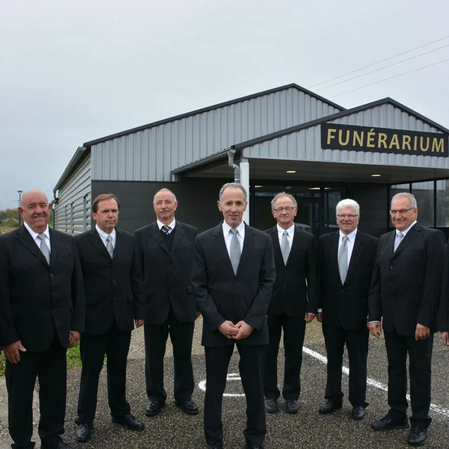 L'équipe des porteurs devant le funérarium Casanave