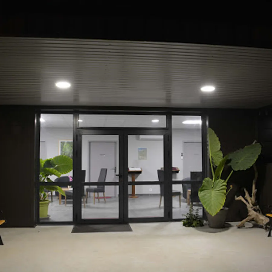 L'entrée du funérarium éclairée le soir