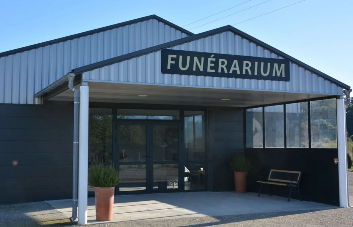 L'entrée du funérarium Casanave à Castetnau-Camblong