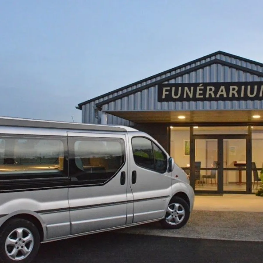 Le véhicule funéraire devant le funérarium